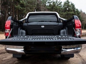 Toyota Hilux Invincible 50 Chrome Edition na 50-lecie modelu